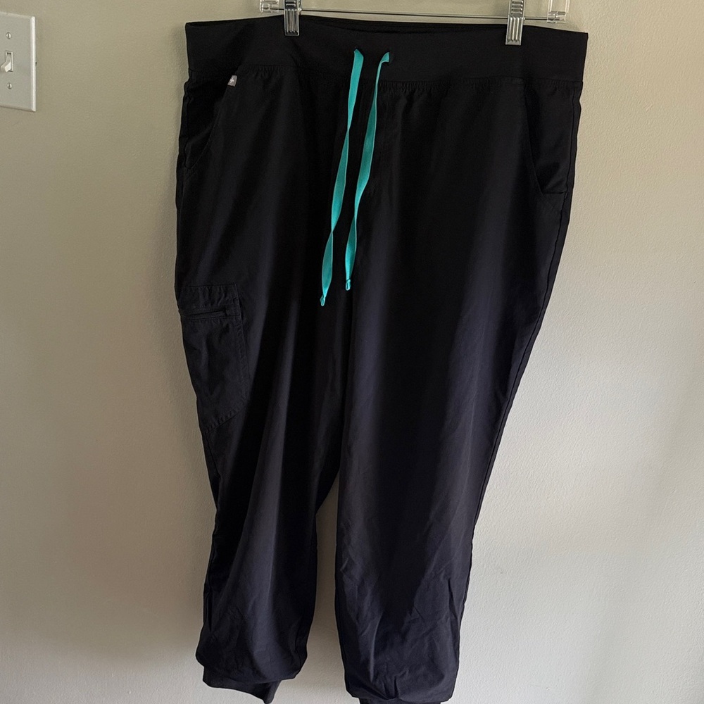Women’s Figs Black Joggers- FORMx